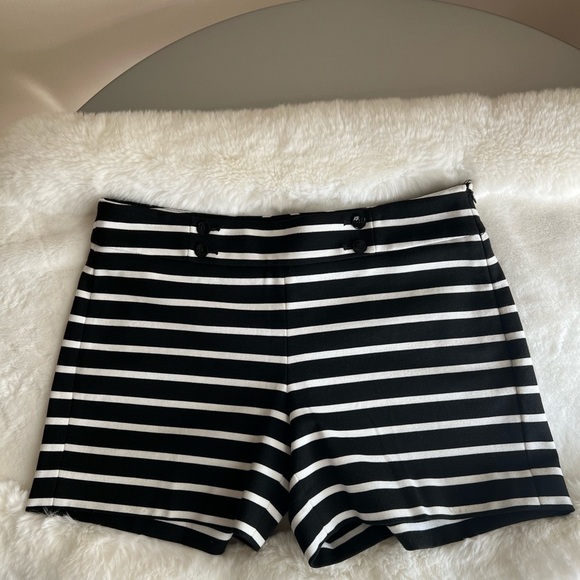 🛍️ White House Black Market Striped Button Front Short Size 4 - Picture 3 of 6